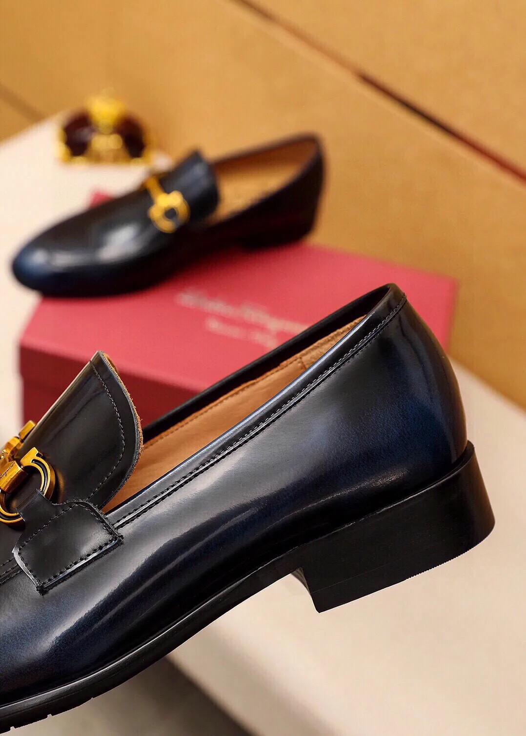 Men's shoes 💰520 💐 Product trademark: Ferragamo "Ferragamo" casual leather shoes Regular size: 38-44 (45🉑️customized) Product materials: Selected imported first-layer open-edge beaded cowhide upper + original hardware buckle, imported water-dyed cowhide leather lining. Strong three-dimensional visual effect, combined outsole Color: 3⃣️colors available
